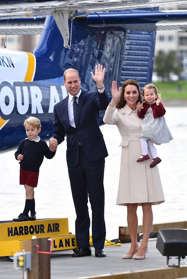 Принц Джордж принц Уильям Кейт Миддлтон в пальто Catherine Walker и туфлях L.K.Bennett и принцесса Шарлотта