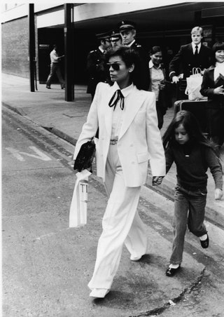 Бьянка Джаггер с дочкой Джейд в Лондоне 1979