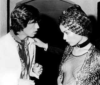 Мик и Бьянка Джаггер в СенТропе после свадьбы 1971