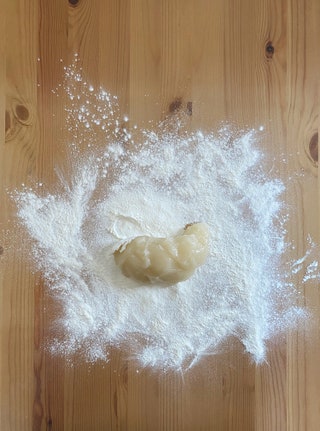 Аккуратно достаем получившийся кусок теста лопаткой и выкладываем на поверхность посыпанную крахмалом.nbsp