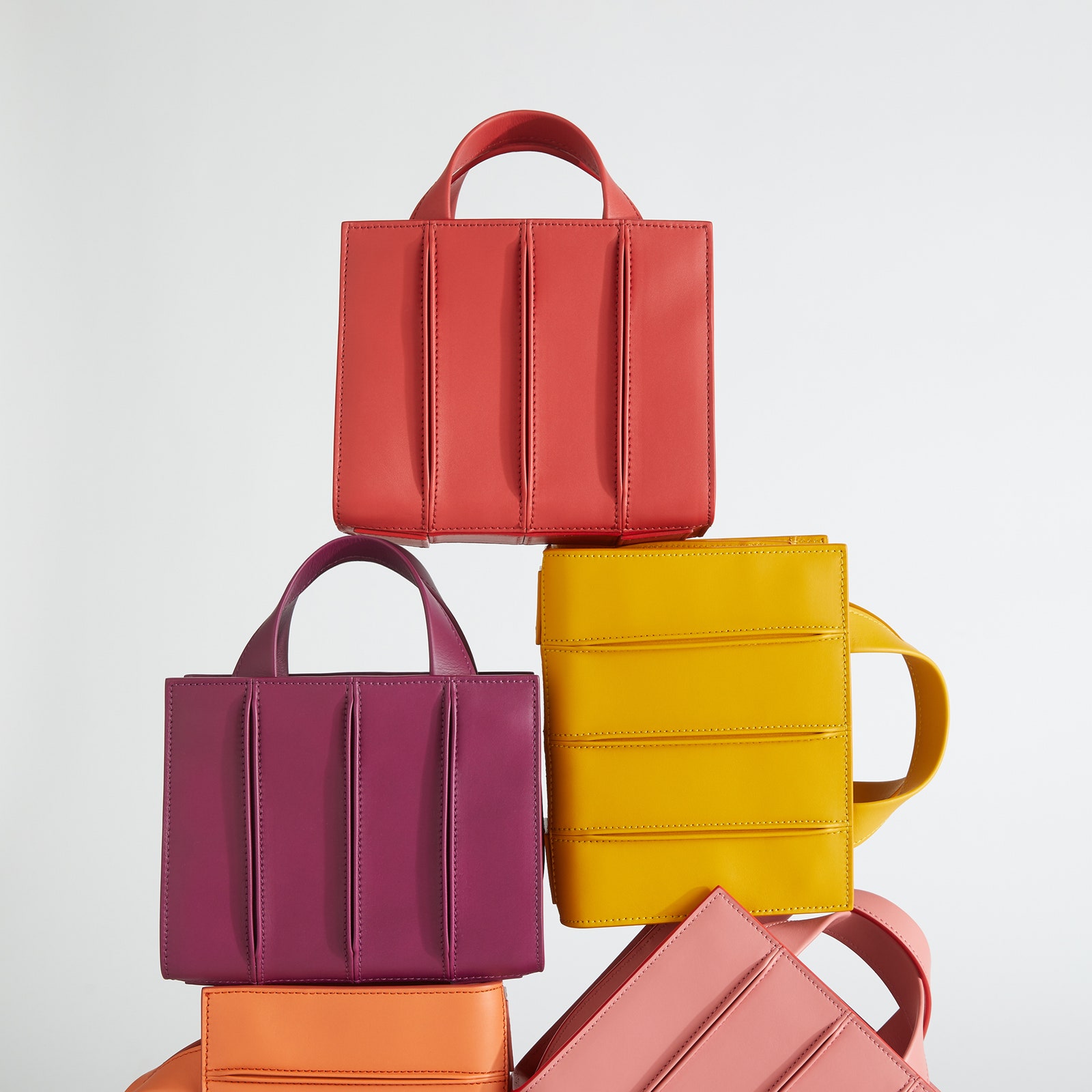 Max Mara выпустили юбилейную коллекцию «архитектурных» сумок Whitney