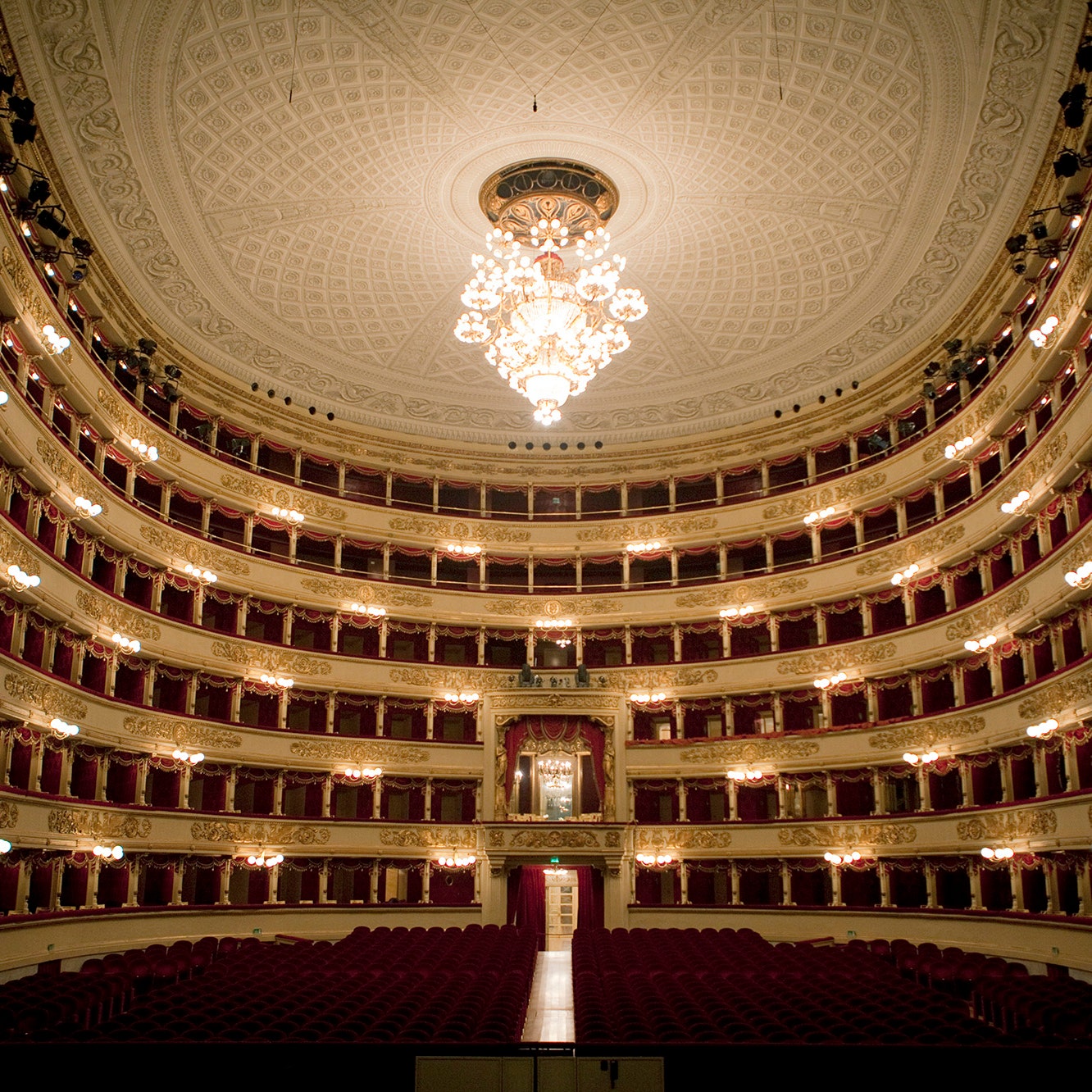 Миланский театр Ла Скала теперь проводит за кулисы и показывает костюмы онлайн