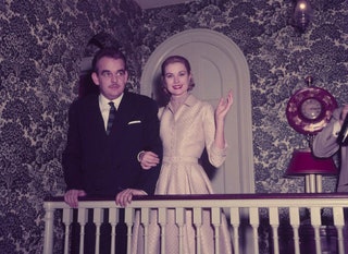 Ренье III и Грейс Келли в доме семьи Келли после объявления о помолвке 1956
