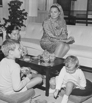 Грейс Келли с детьми 1966