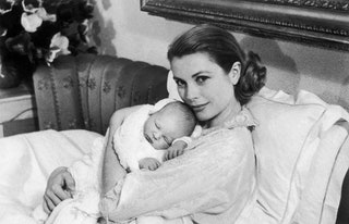 Грейс Келли с сыном Альбером 1958