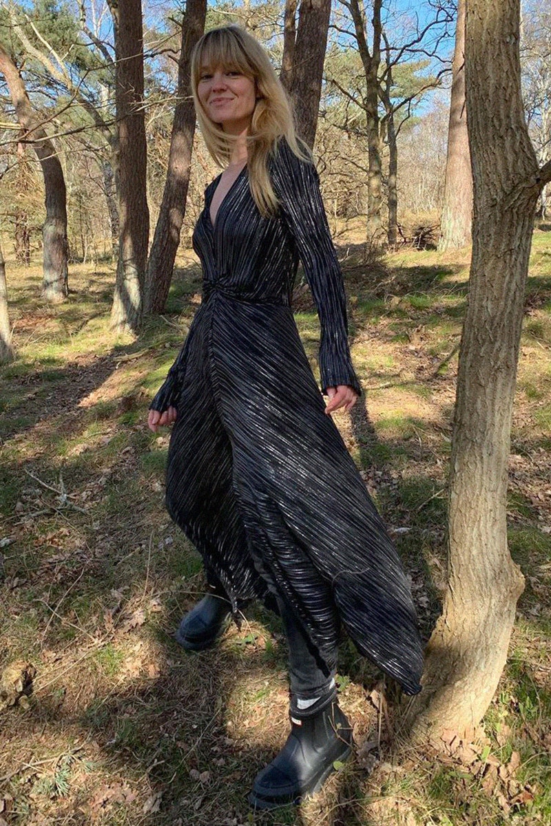 Длинное платье и брюки — коронное сочетание Жанетт Мэдсен