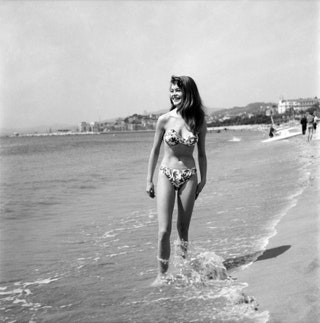 Брижит Бардо на пляже во время Каннского кинофестиваля 1953