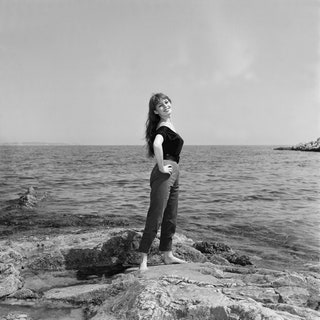 Брижит Бардо на побережье во время Каннского кинофестиваля 1955