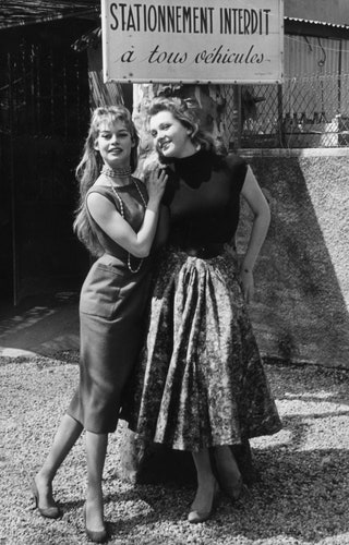 Брижит Бардо и Изабель Кори во время Каннского кинофестиваля 1956