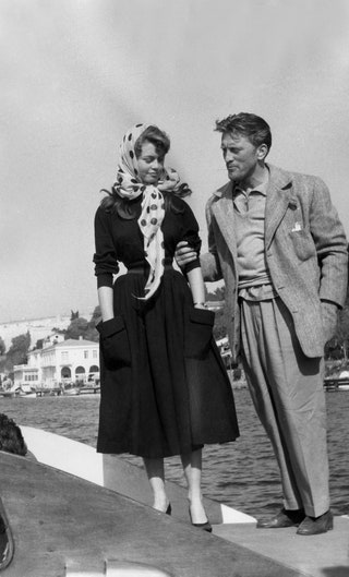 Брижит Бардо и Кирк Дуглас во время Каннского кинофестиваля 1953