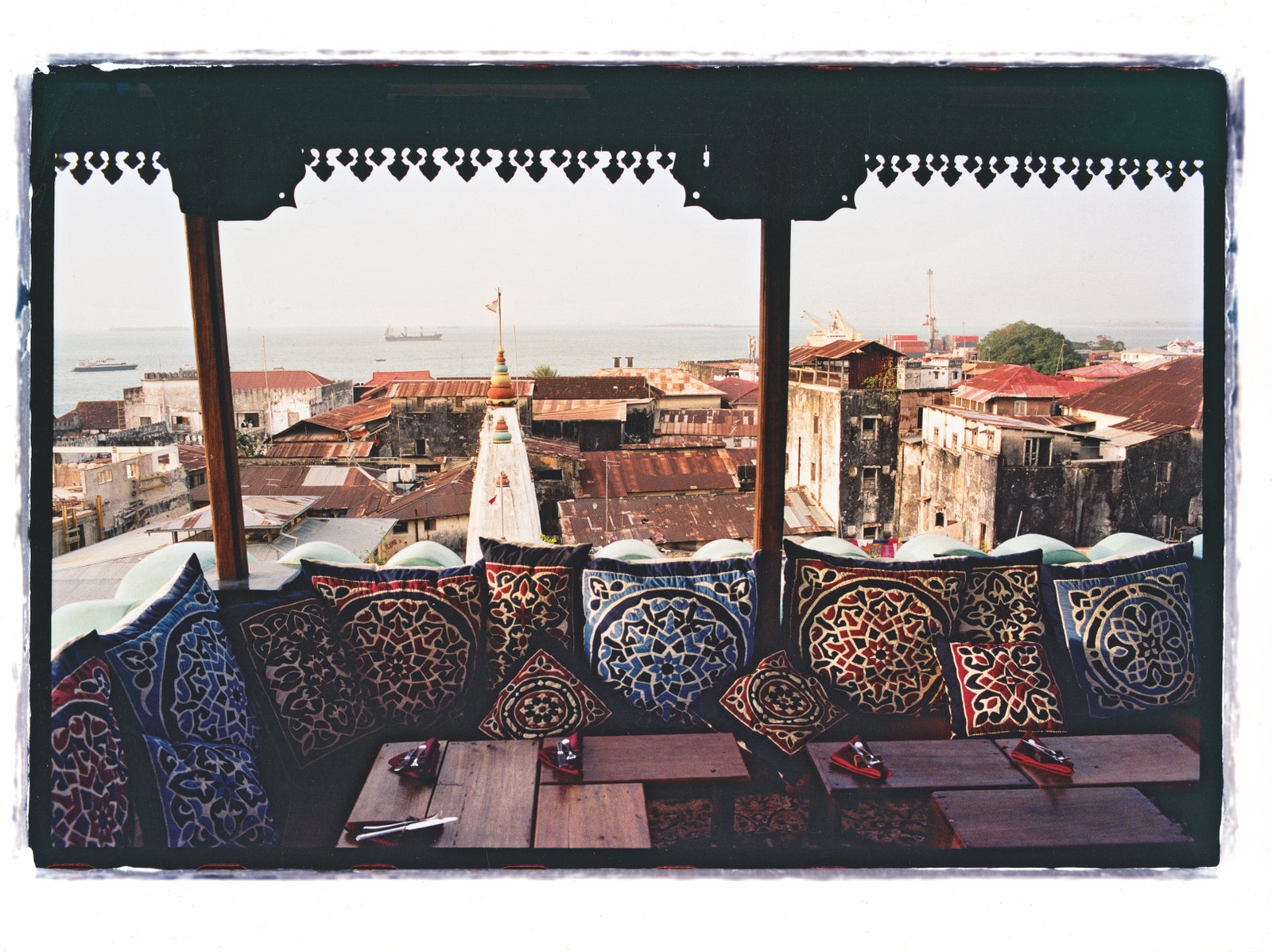 Панорамная терраса в отеле Emerson СтоунТаун. Вечный оазис в городе который предлагает лучший вид на Индийский океан.