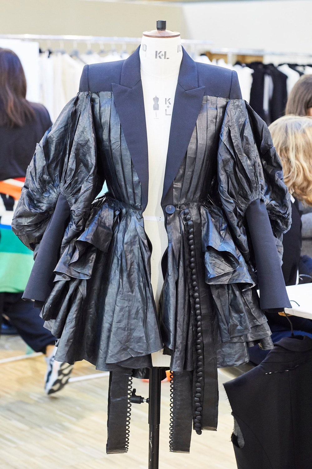 Жакет из коллекции Alexander McQueen весналето 2020