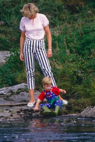 С сыном Уильямом в замке Балморал 1987