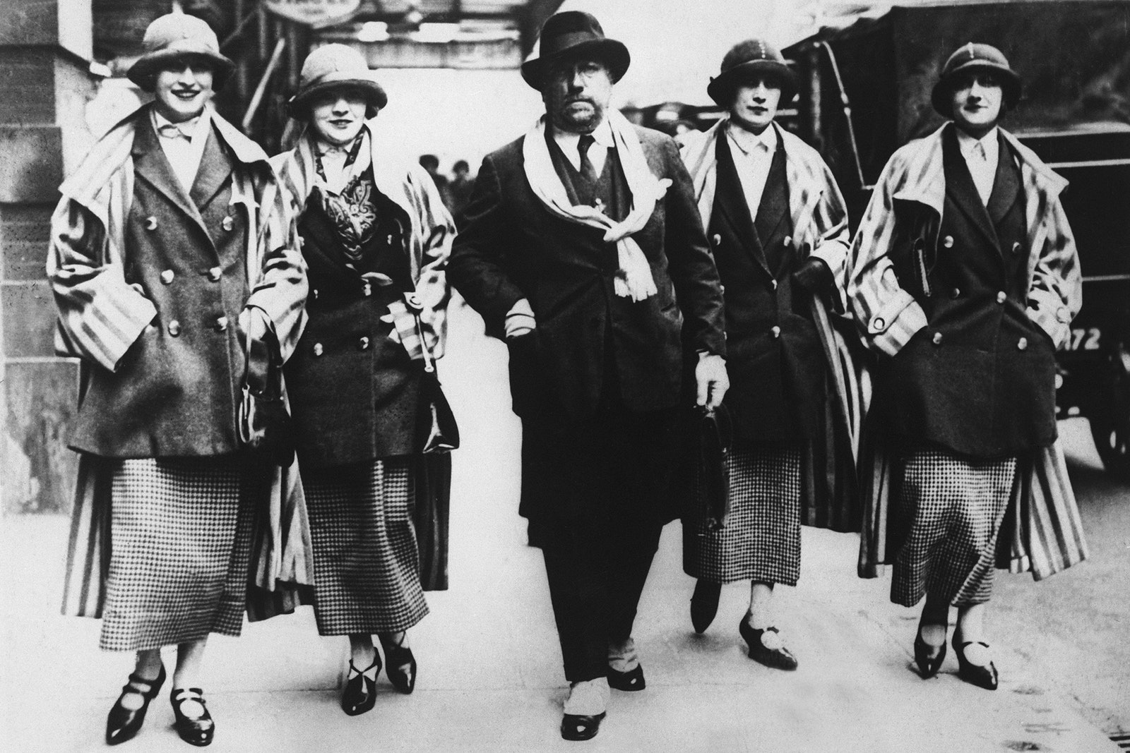 Поль Пуаре и модели представляют французскую моду на улицах Лондона около 1925