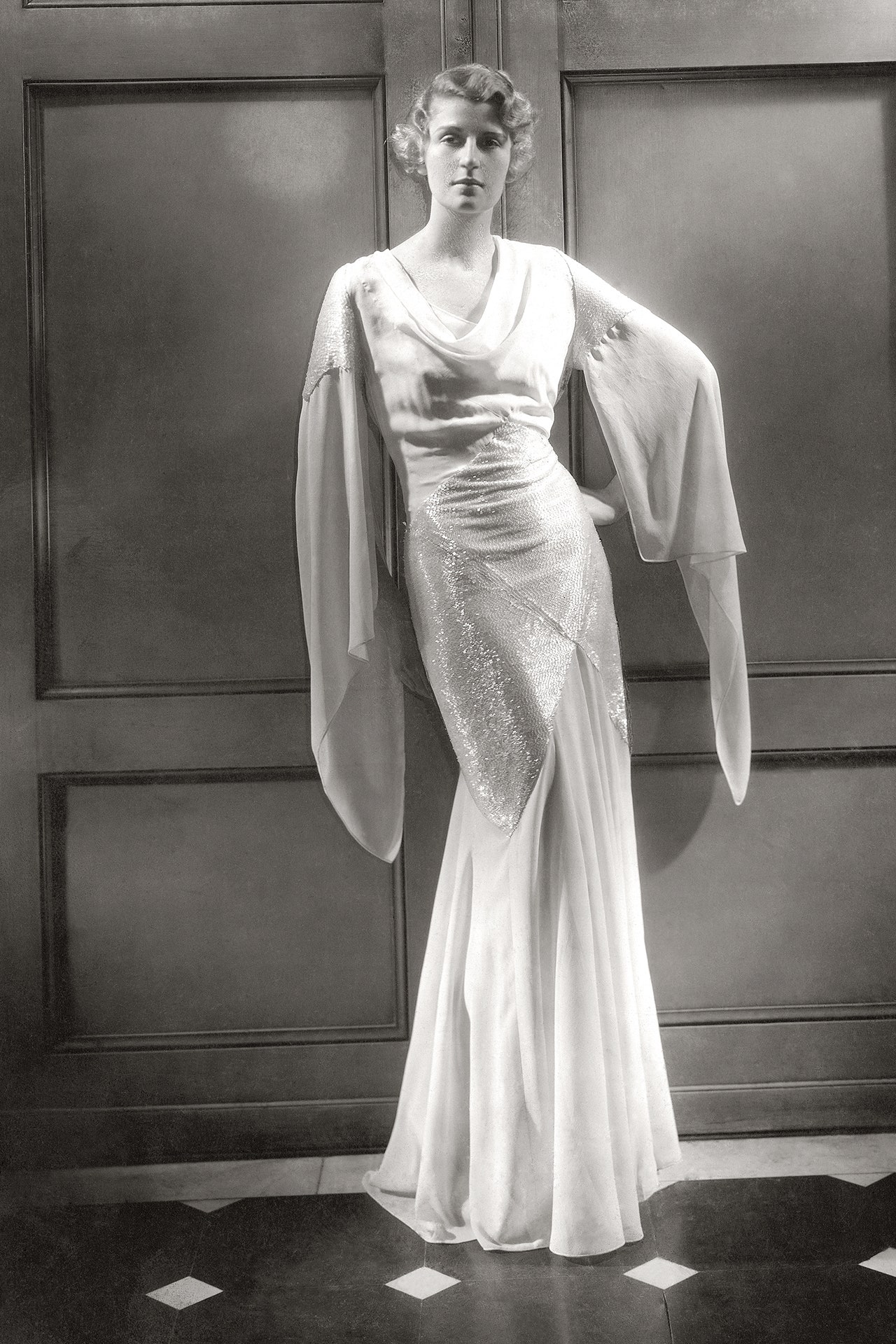 Модель демонстрирует белое платье Vionnet на страницах Vogue 1930