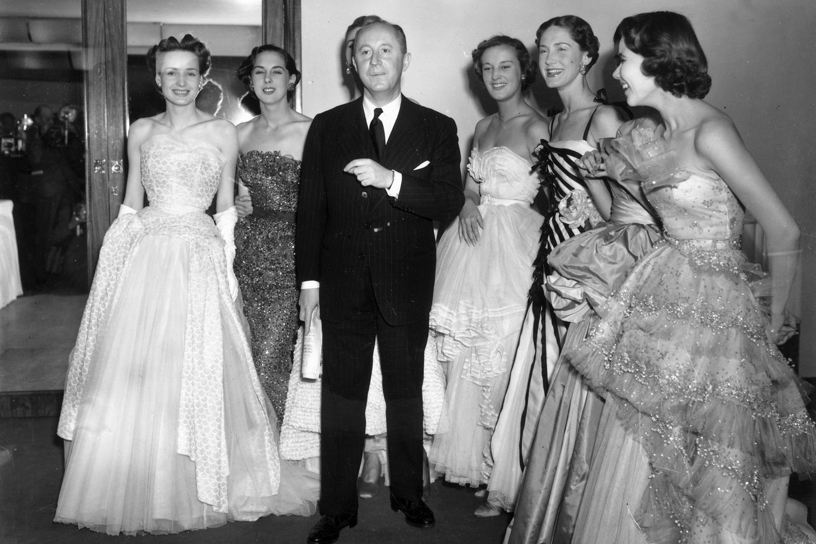 Кристиан Диор с моделями в отеле Savoy в Лондоне после своего показа 1950