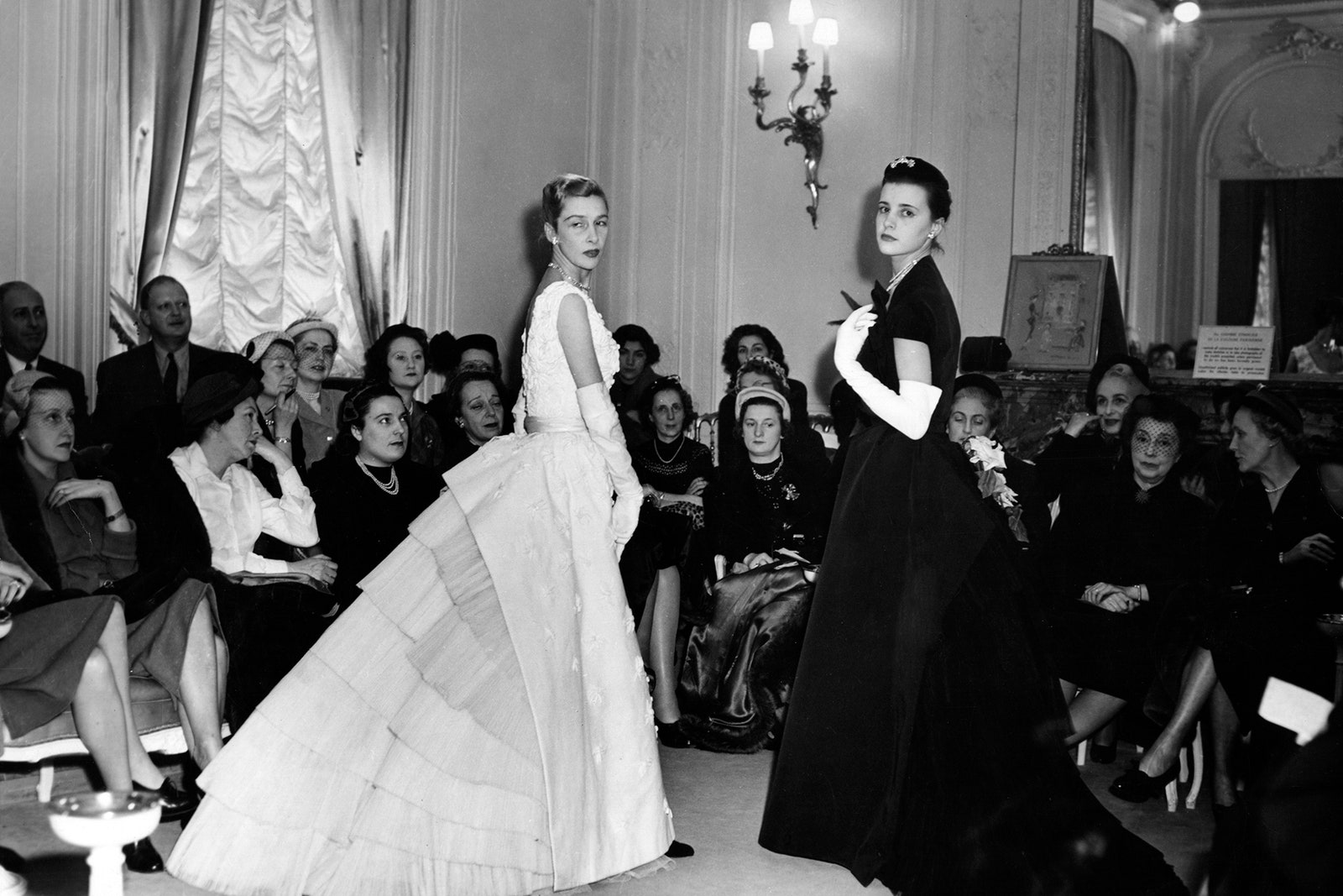 Два вечерних платья Dior представленные в рамках парижской Недели моды 1948