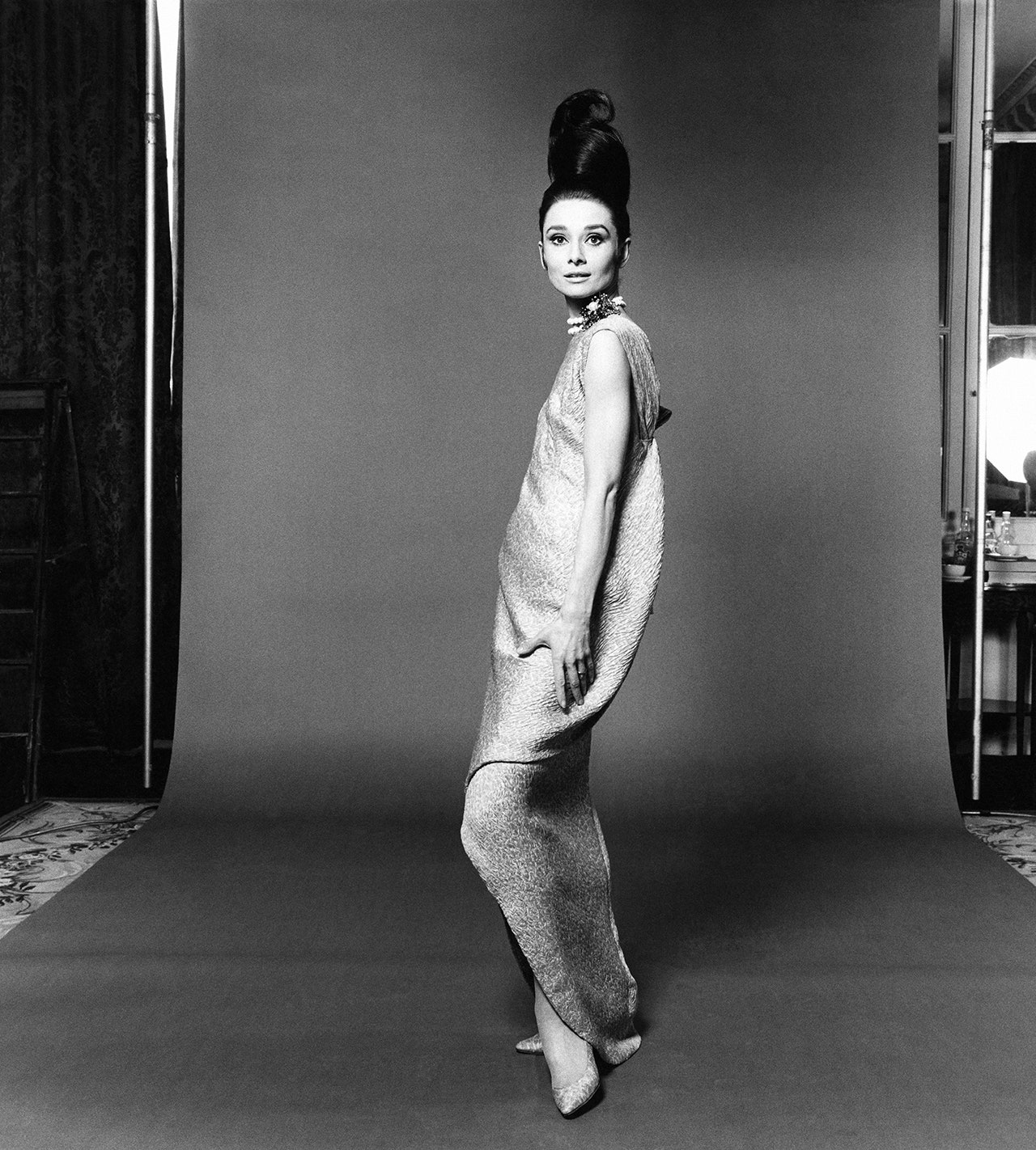 Муза Живанши Одри Хепберн позирует в одном из платьев дизайнера для Vogue 1963