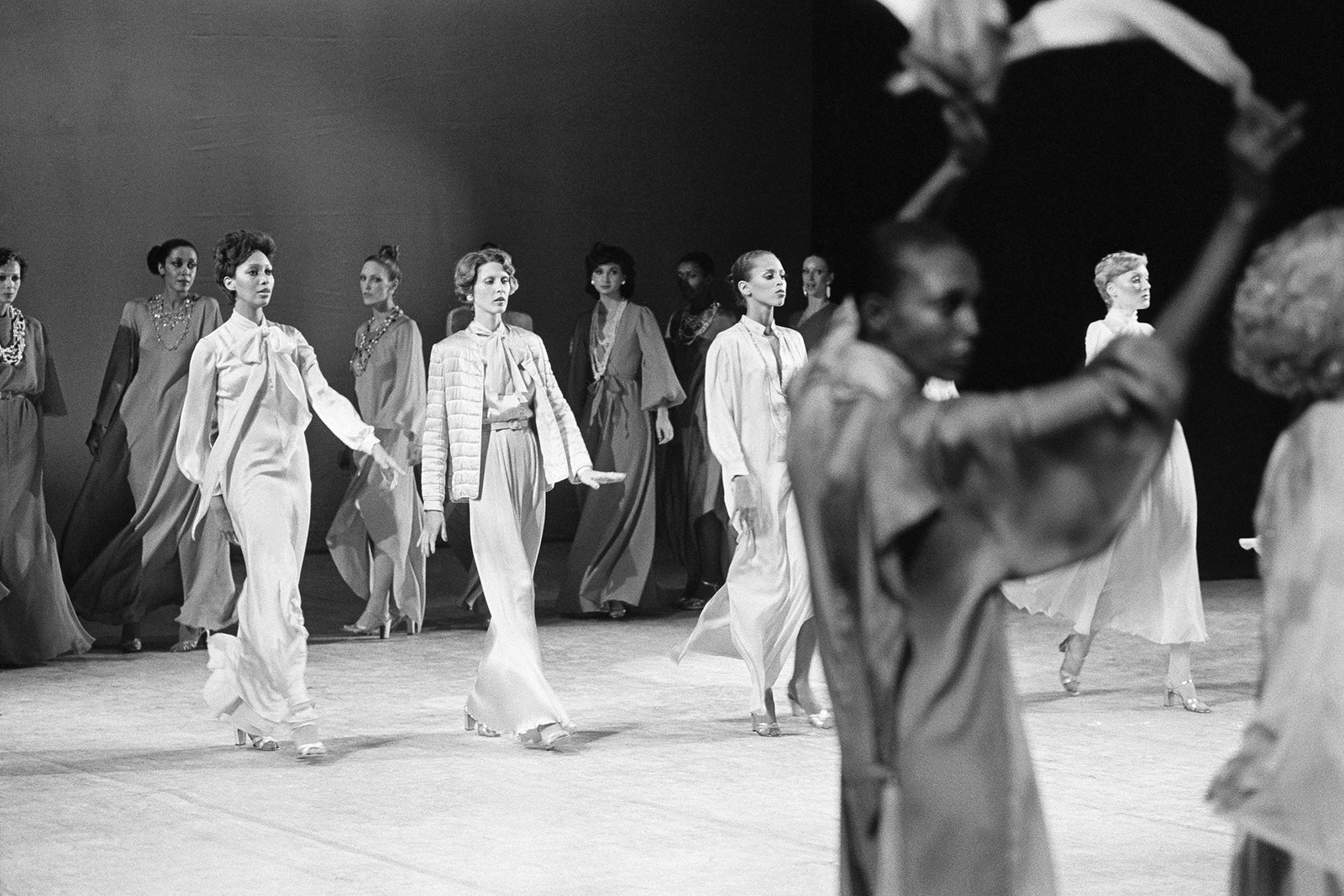 Модели представляют наряды в рамках легендарной «Битвы за Версаль» 1973