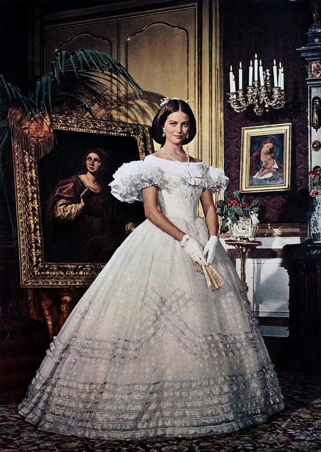 Claudia Cardinale en robe blanche dans Le Gupard de Luchino Visconti