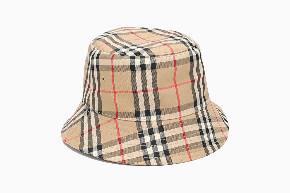 Burberry 21200 рублей tsum.ru