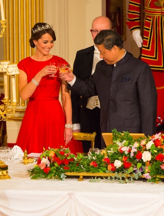 После свадьбы в 2011 году тиара в форме лотоса стала следующей диадемой которую Кейт позаимствовала из Королевской...