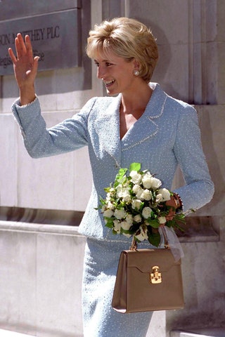 Принцесса Диана в костюме Chanel в Лондоне 1997