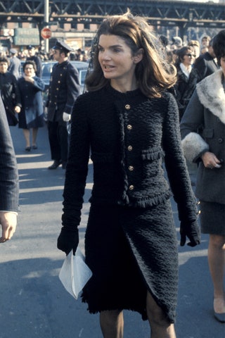 Жаклин КеннедиОнассис в костюме Chanel в Бостоне 1970