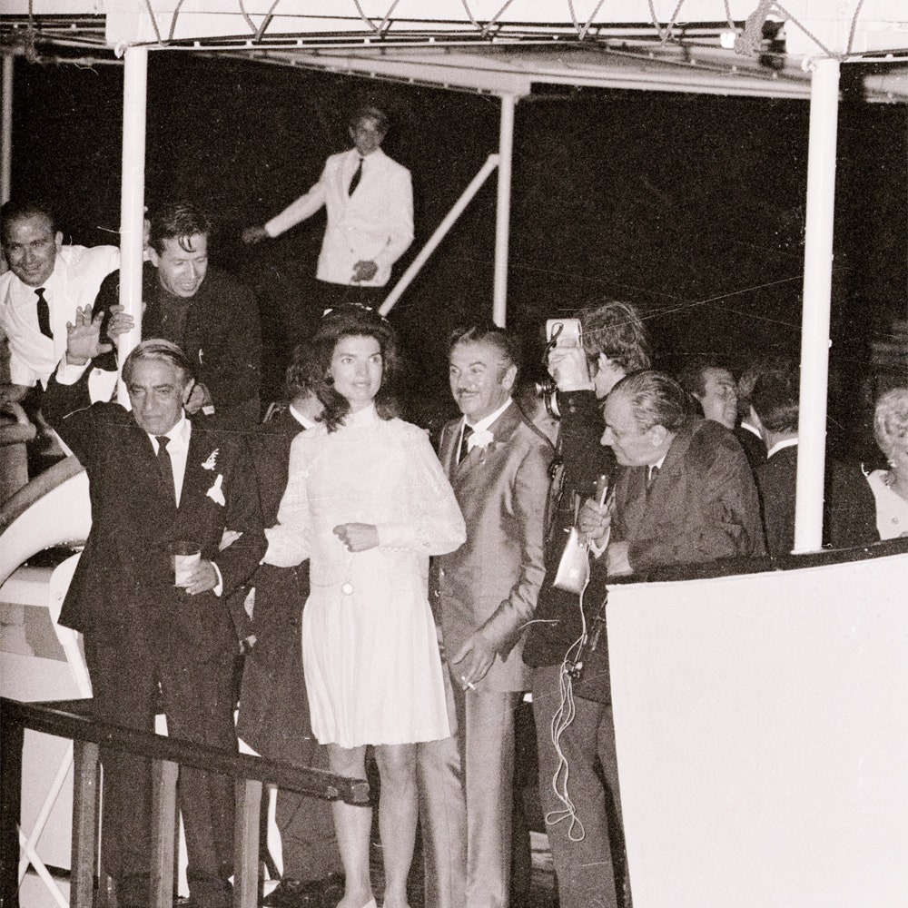 Аристотель Онассис и Жаклин Кеннеди в платье Valentino на острове Скорпиос 20 октября 1968