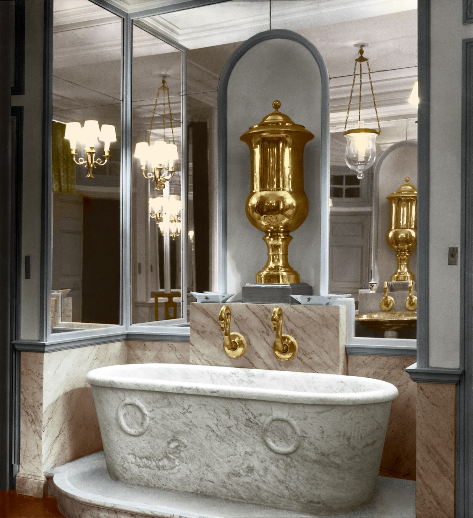 Мраморная ванная 1957. Luc Svetchine collection