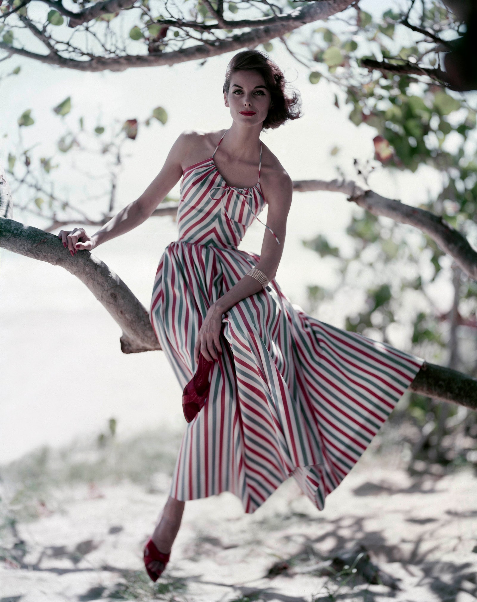 vestido escote halter tendencia vogue 1956