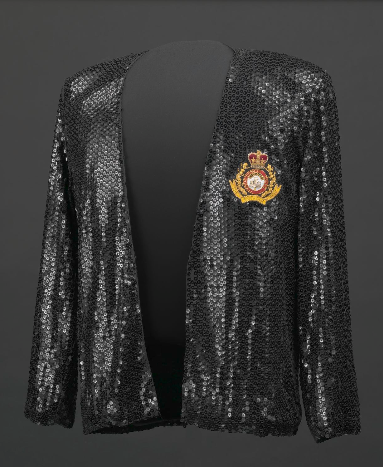 Жакет по дизайну Билла Уиттена надетый Майклом Джексоном в 1984м во время тура Victory. Коллекция Национального музея...
