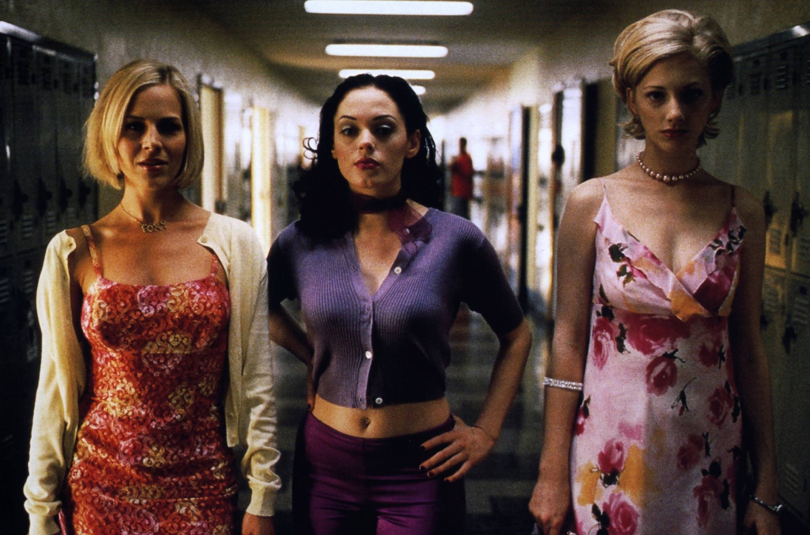 rose mcgowan  jawbreaker chaqueta desabrochada y ombligo al aire en ‘Bowfinger