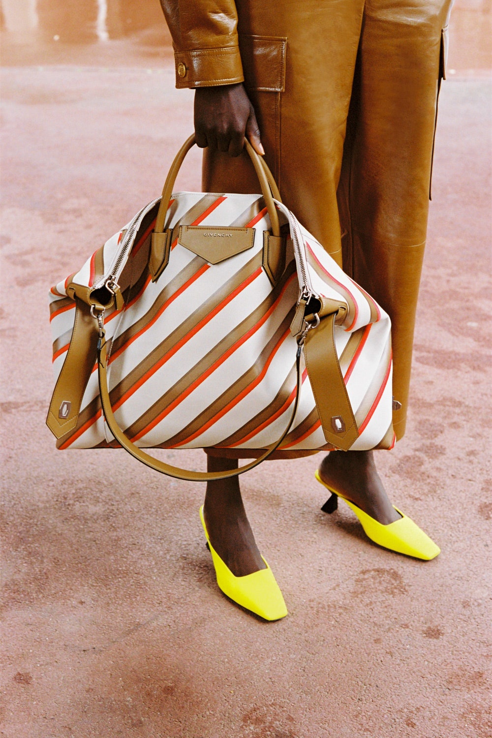 Мягкая сумка Givenchy — самое удачное вложение средств в преддверии осени