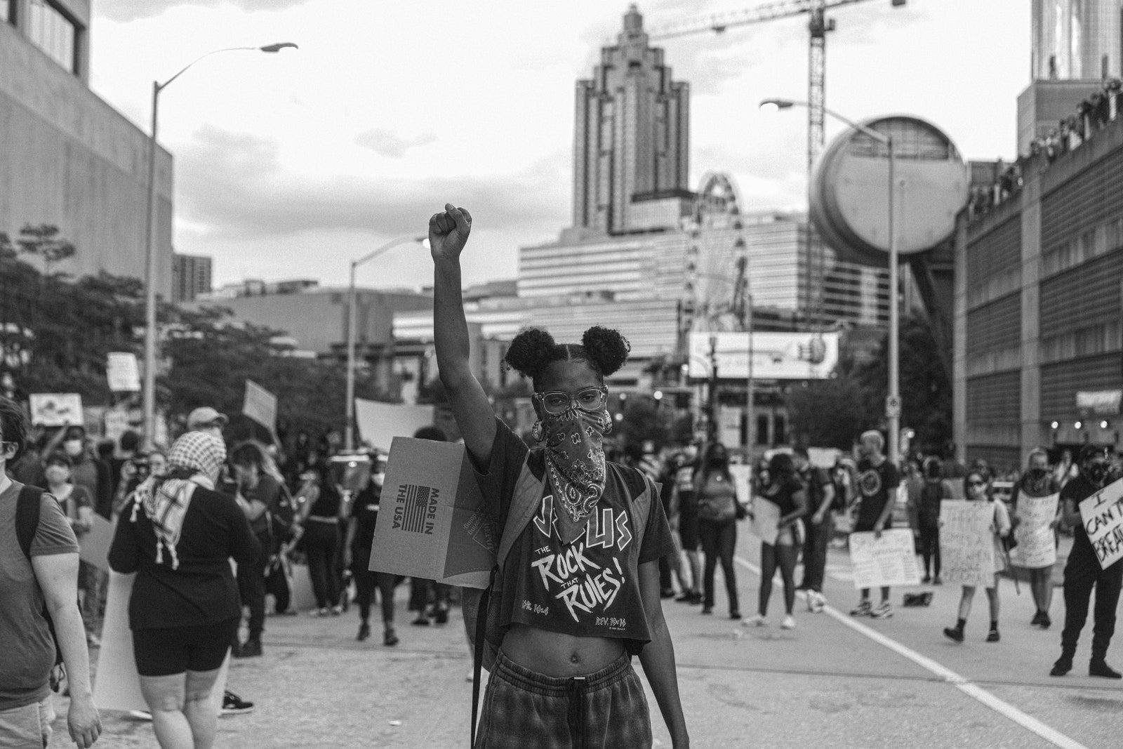 Участники протестов в память о Джордже Флойде и других афроамериканцах погибших от рук полиции в Атланте штат Джорджия...