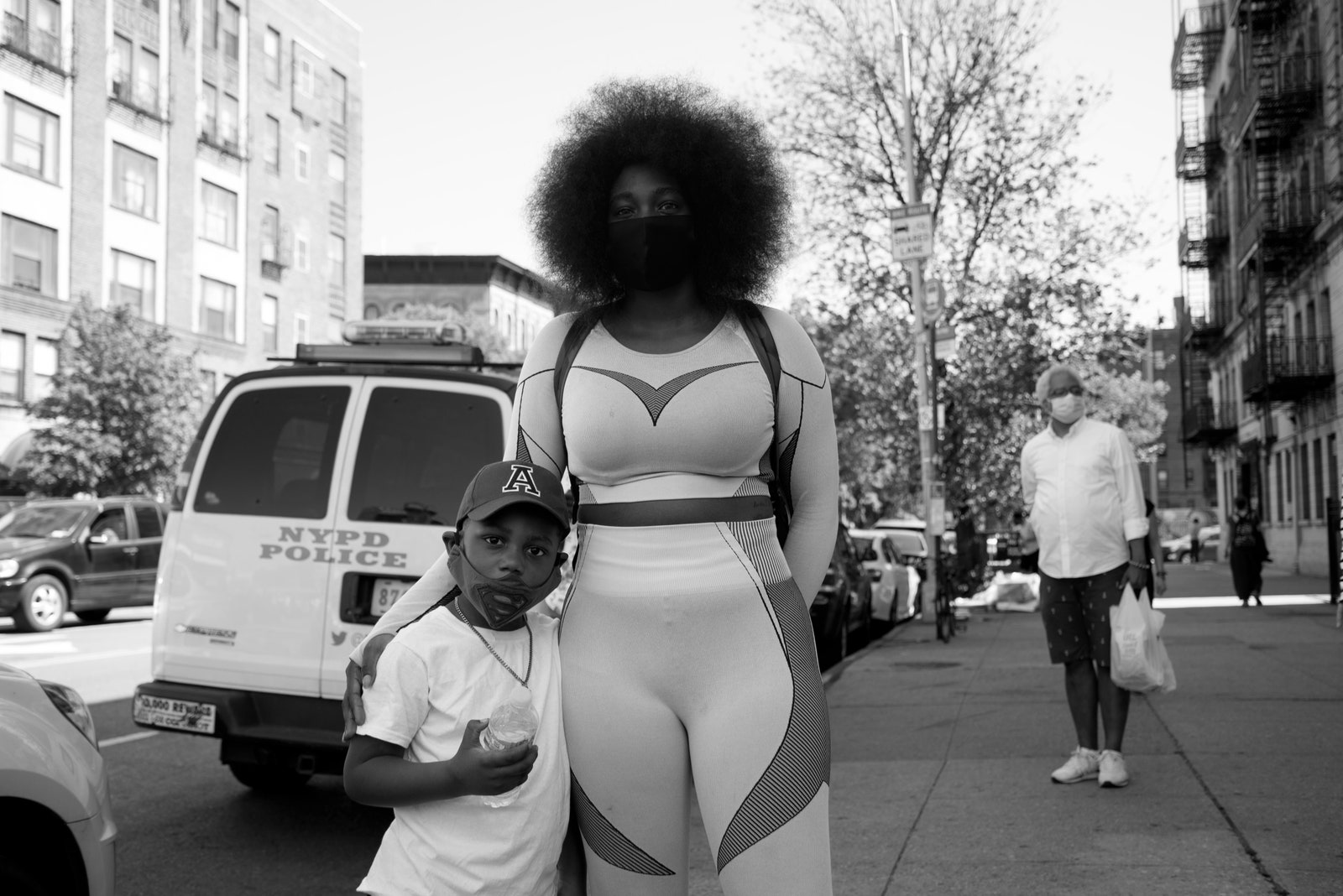 Женщина со своим сыном наблюдает за протестами в Бруклине НьюЙорк 30 мая 2020 года. Фотограф Кэй Хикман