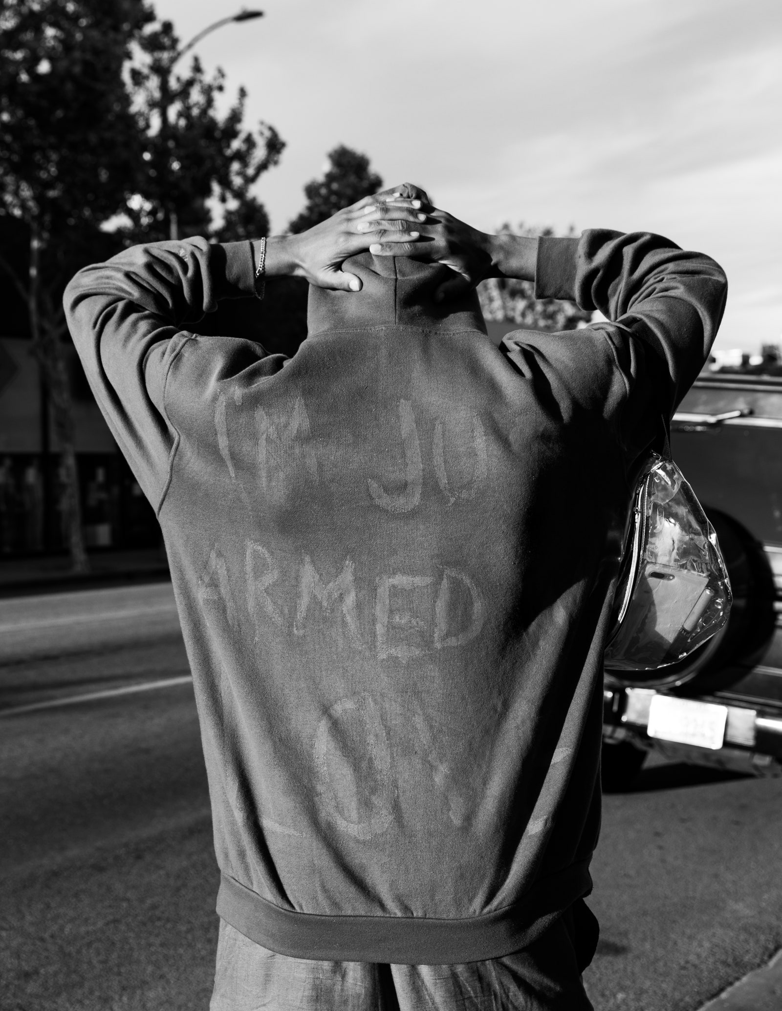 Мирный участник протеста Black Lives Matter в свитере с надписью «Любовь — мое единственное оружие» ЛосАнджелес 30 мая...