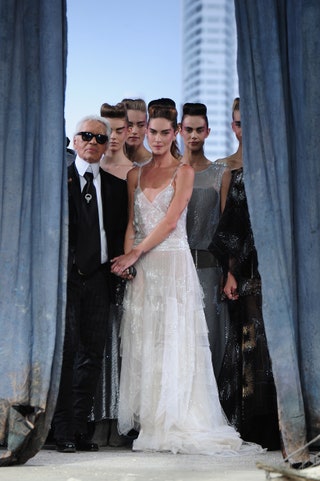 Карл Лагерфельд в окружении моделей на кутюрном показе Chanel осеньзима 2013