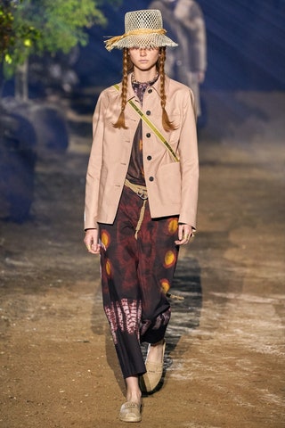 Один из самых интересных трендов сезона — психоделические принты на брюках как в коллекции Christian Dior. Такие будут...