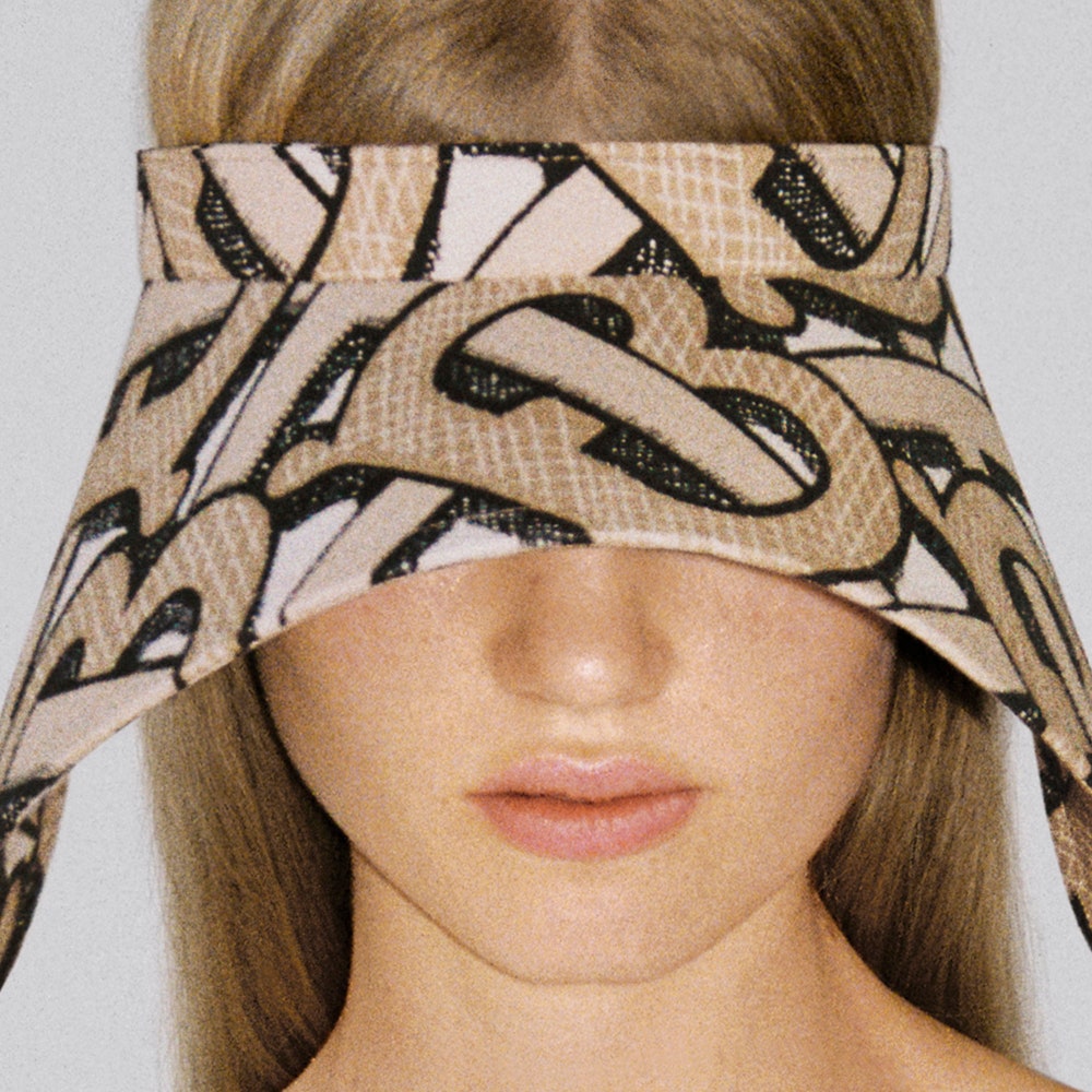 Вещь дня: козырек Burberry