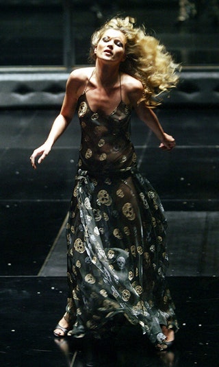 Кейт Мосс в Alexander McQueen 2004