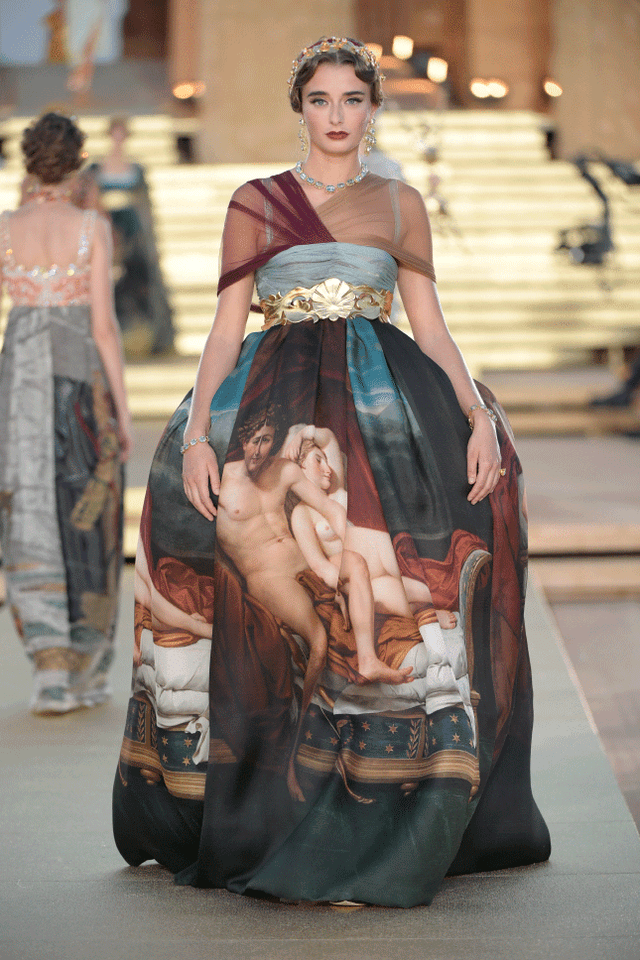 Платье Dolce amp Gabbana Alta Moda с принтом посвященным картине «Купидон и Психея» ЖакаЛуи Давида весналето 2019