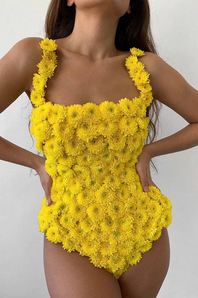 Купальник из цветов — модная идея для вашего инстаграма