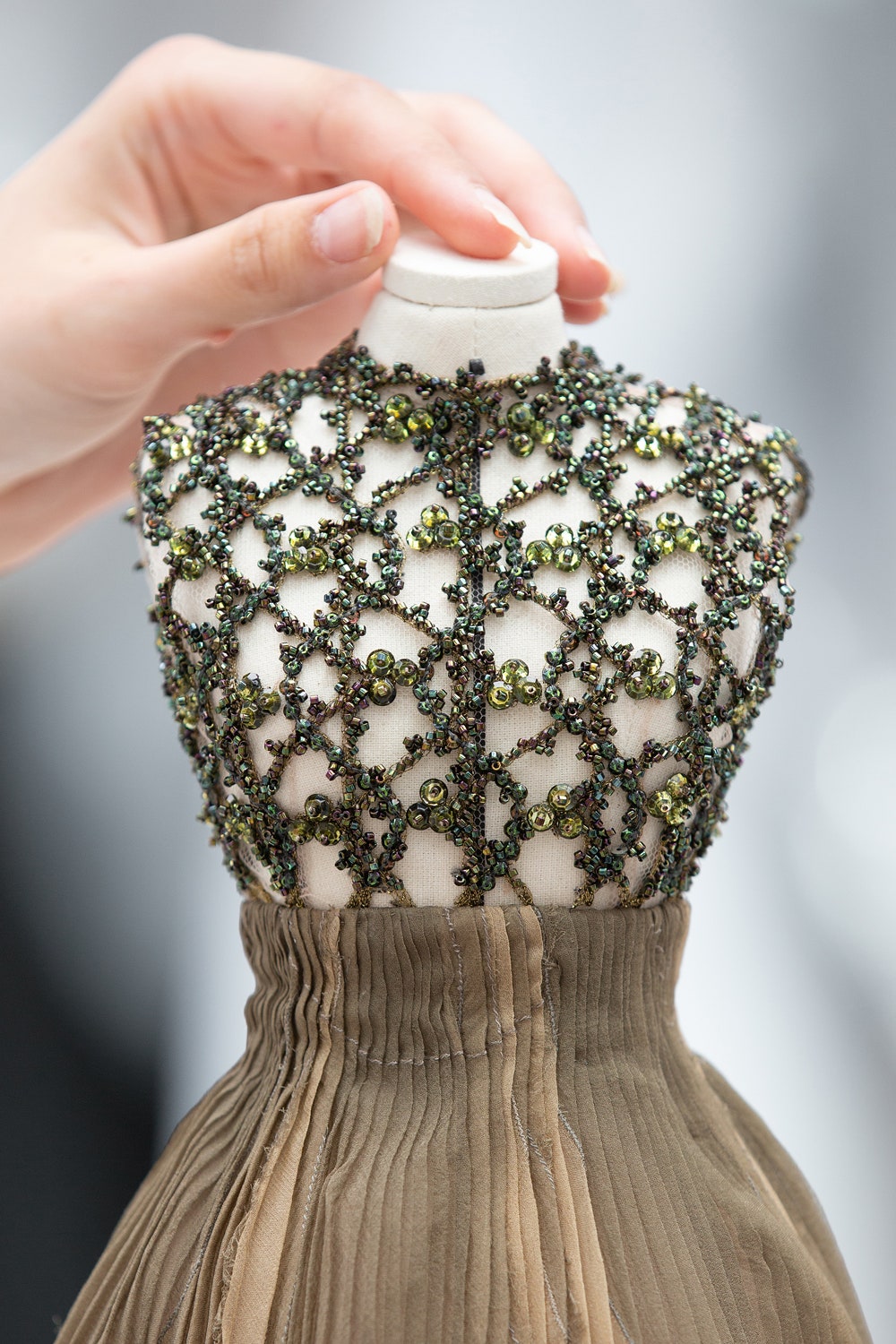 Миниатюрная версия платья Meraud из кутюрной коллекции Christian Dior