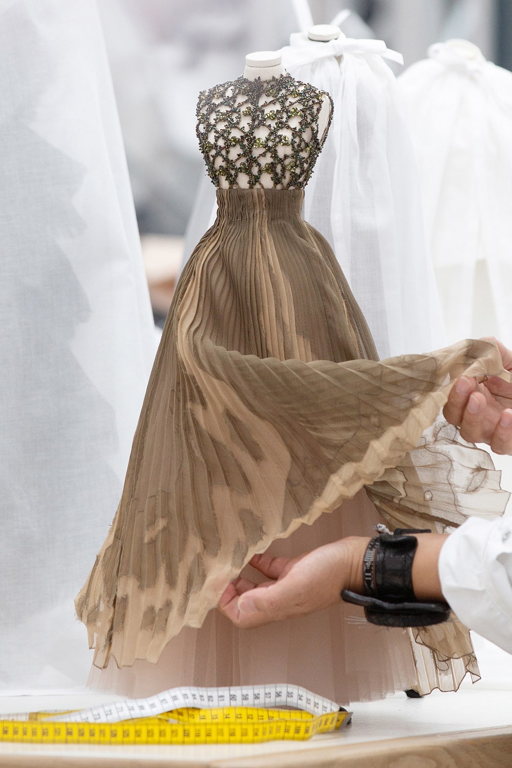 Миниатюрная версия платья Meraud из кутюрной коллекции Christian Dior