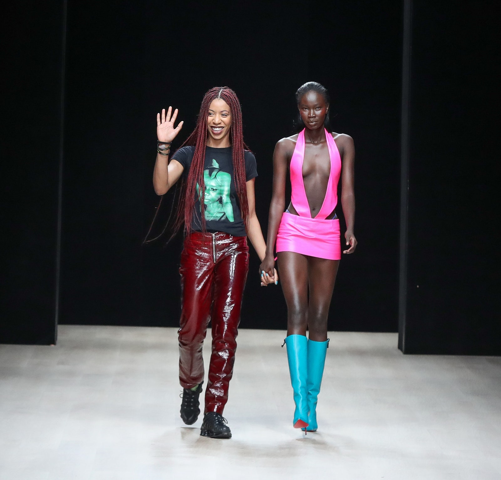 Мовалола Огунлези с моделью на Arise Fashion Week 2019