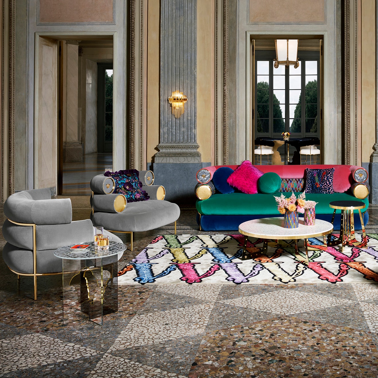 Versace представили сразу три мебельные серии &- для спальни, гостиной, офиса и не только