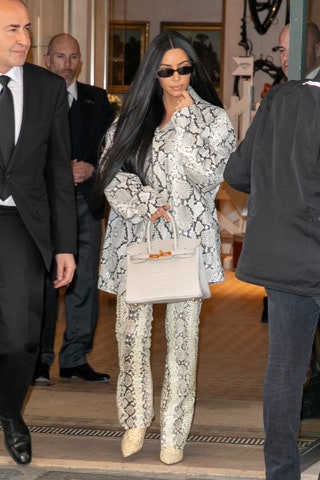 Ким Кардашьян с сумкой Hermès Birkin в Париже 2019