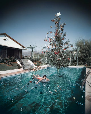 Рита Ааронс жена Слима Ааронса в их голливудском бассейне перед Рождеством 1954nbsp