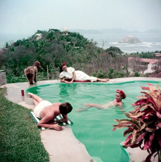 Мексиканская звезда Долорес дель Рио в бассейне частной виллы Акапулько 1952